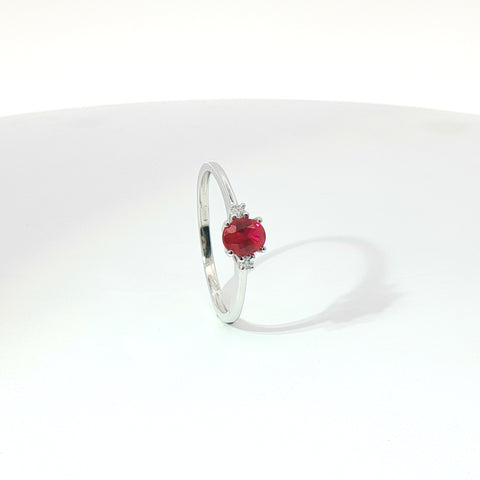 Anello in oro bianco con rubino Lab-Grown taglio ovale e diamanti Lab-Grown taglio brillante.
