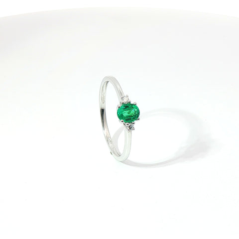 Anello Trilogy in oro bianco con smeraldo Lab-Grown taglio ovale e diamanti Lab-Grown taglio brillante.