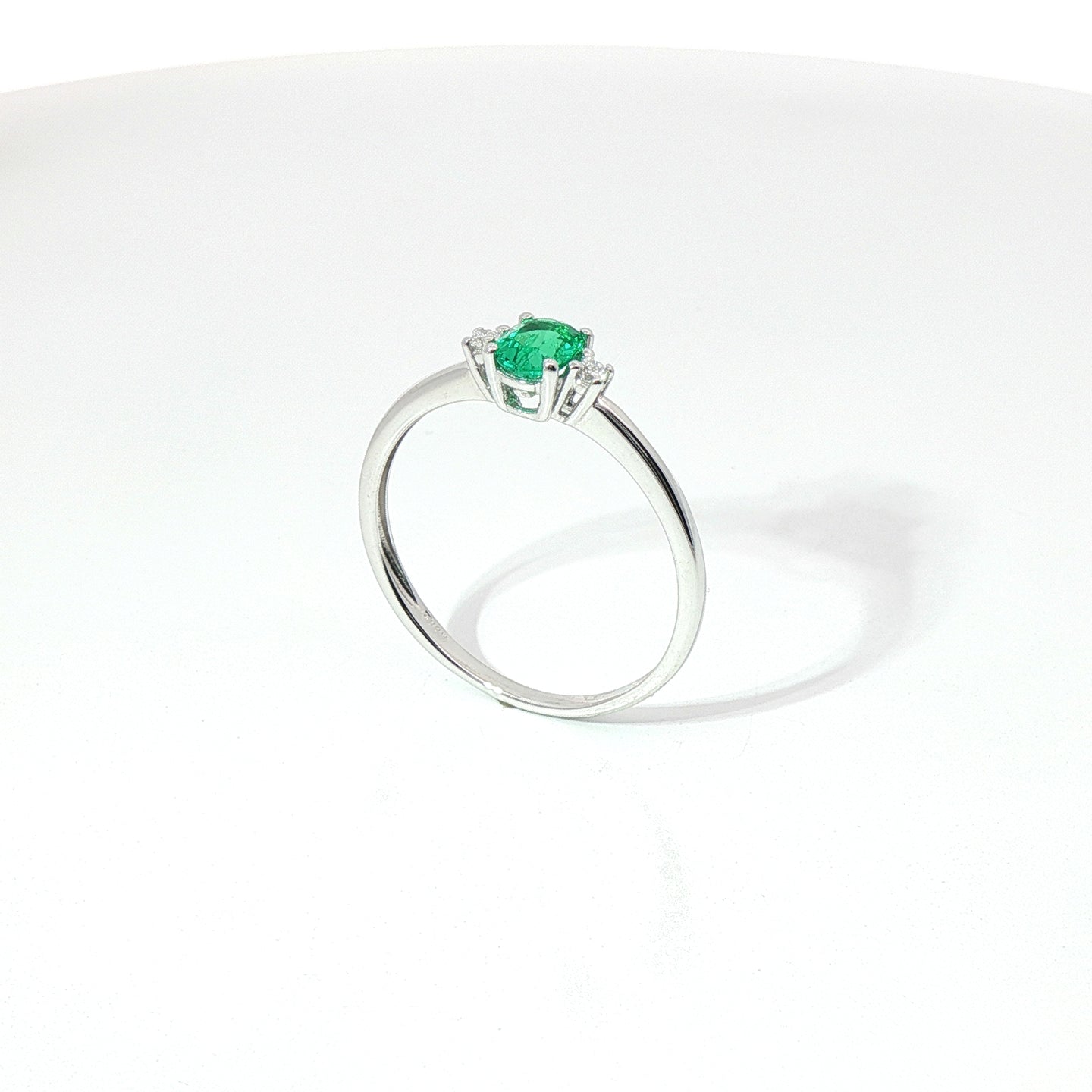 Anello Trilogy in oro bianco con smeraldo Lab-Grown taglio ovale e diamanti Lab-Grown taglio brillante.