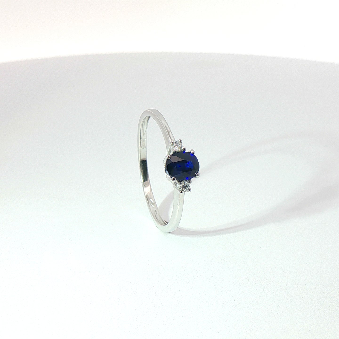Anello in oro bianco con zaffiro Lab-Grown taglio ovale e diamanti Lab-Grown taglio brillante.