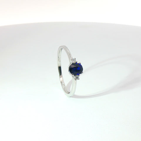 Anello in oro bianco con zaffiro Lab-Grown taglio ovale e diamanti Lab-Grown taglio brillante.