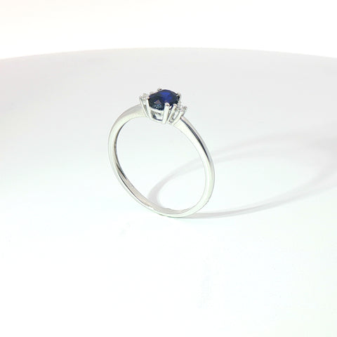 Anello in oro bianco con zaffiro Lab-Grown taglio ovale e diamanti Lab-Grown taglio brillante.