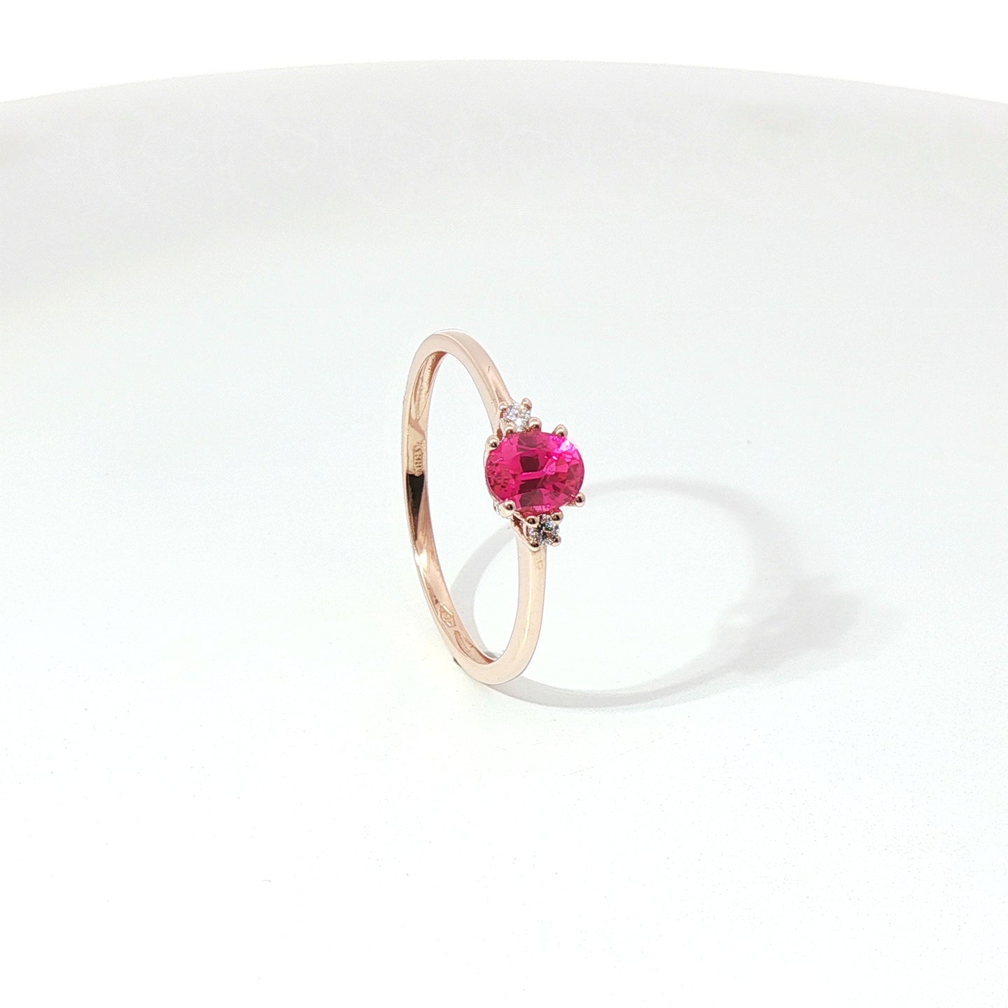 Anello in oro rosa con zaffiro rosa Lab-Grown taglio ovale e diamanti Lab-Grown taglio brillante.