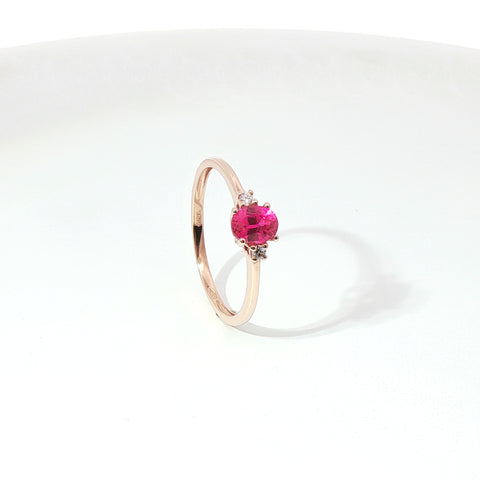 Anello in oro rosa con zaffiro rosa Lab-Grown taglio ovale e diamanti Lab-Grown taglio brillante.