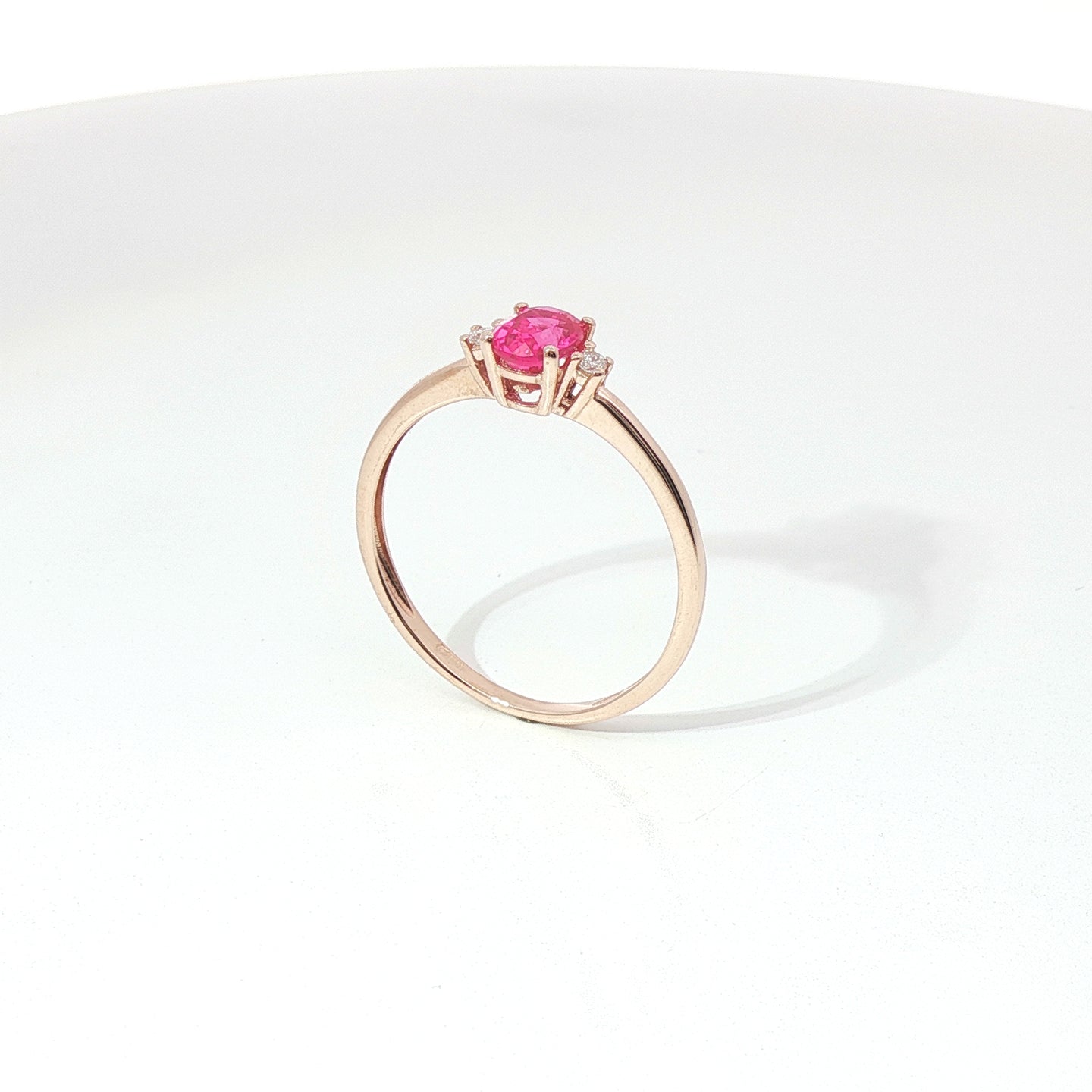 Anello in oro rosa con zaffiro rosa Lab-Grown taglio ovale e diamanti Lab-Grown taglio brillante.