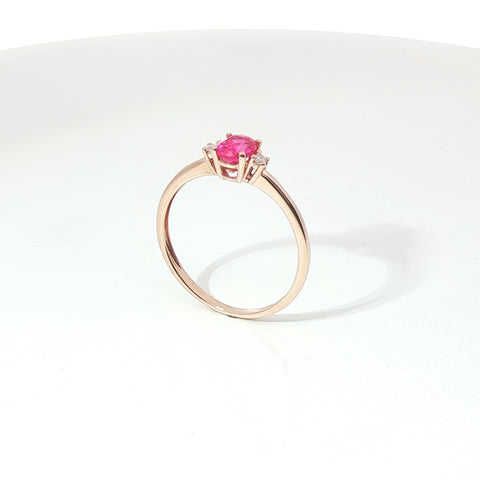 Anello in oro rosa con zaffiro rosa Lab-Grown taglio ovale e diamanti Lab-Grown taglio brillante.