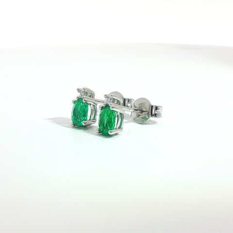 Orecchini punto luce in oro bianco con smeraldi Lab-Grown taglio ovale e diamanti Lab-Grown taglio brillante