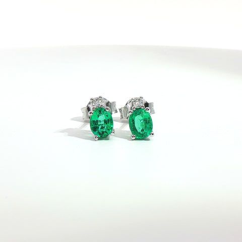 Orecchini punto luce in oro bianco con smeraldi Lab-Grown taglio ovale e diamanti Lab-Grown taglio brillante