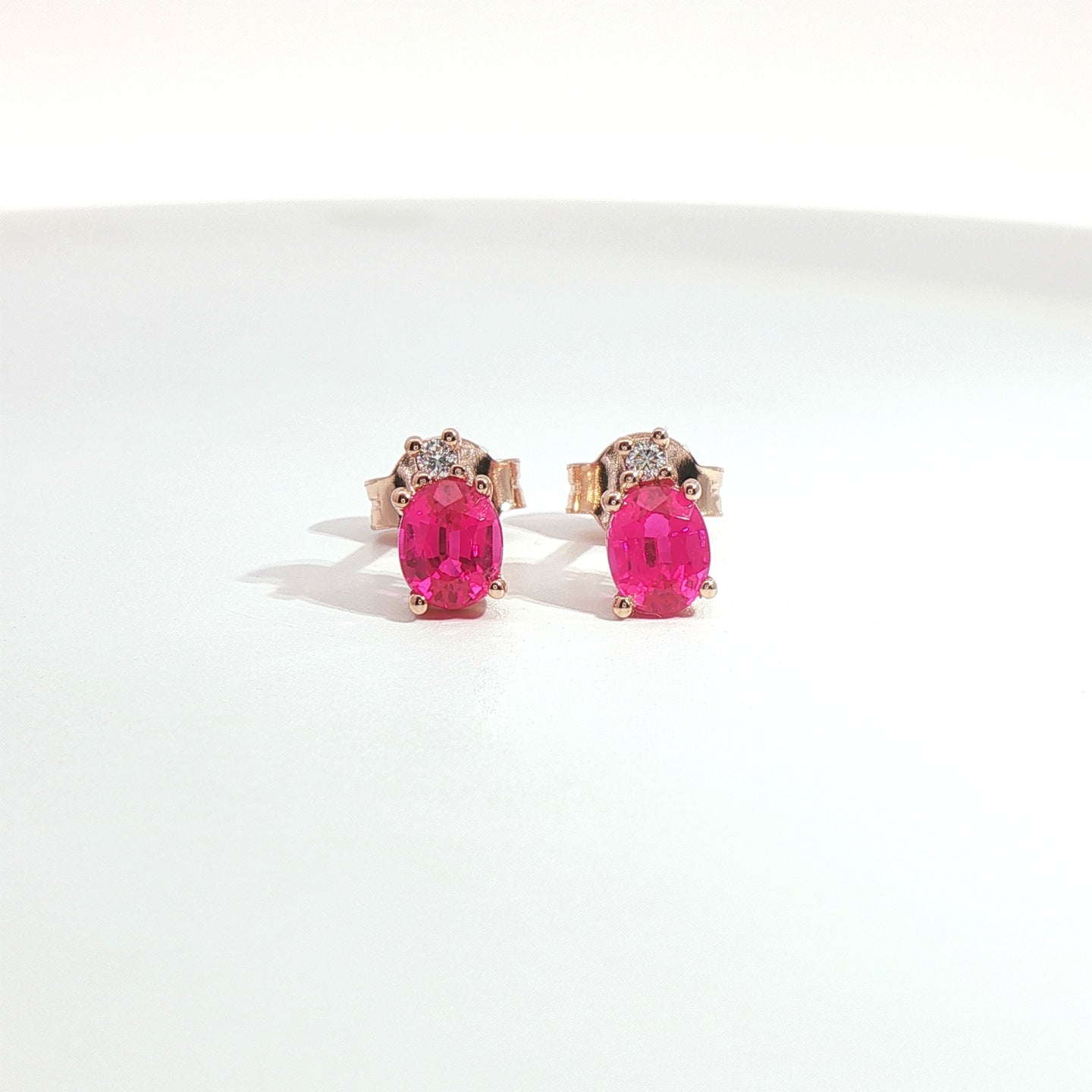 Orecchini punto luce in oro rosa con zaffiri rosa Lab-Grown taglio ovale e diamanti Lab-Grown taglio brillante.