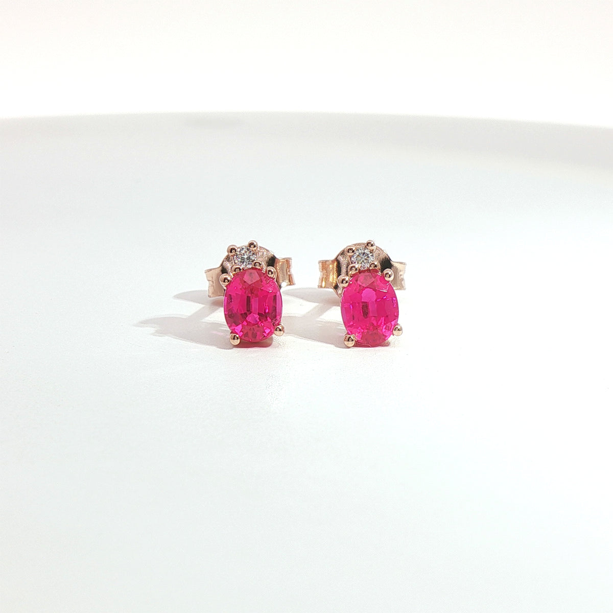 Orecchini punto luce in oro rosa con zaffiri rosa Lab-Grown taglio ovale e diamanti Lab-Grown taglio brillante.