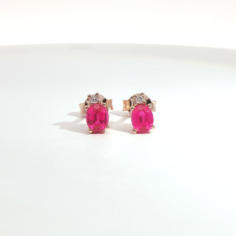 Orecchini punto luce in oro rosa con zaffiri rosa Lab-Grown taglio ovale e diamanti Lab-Grown taglio brillante.