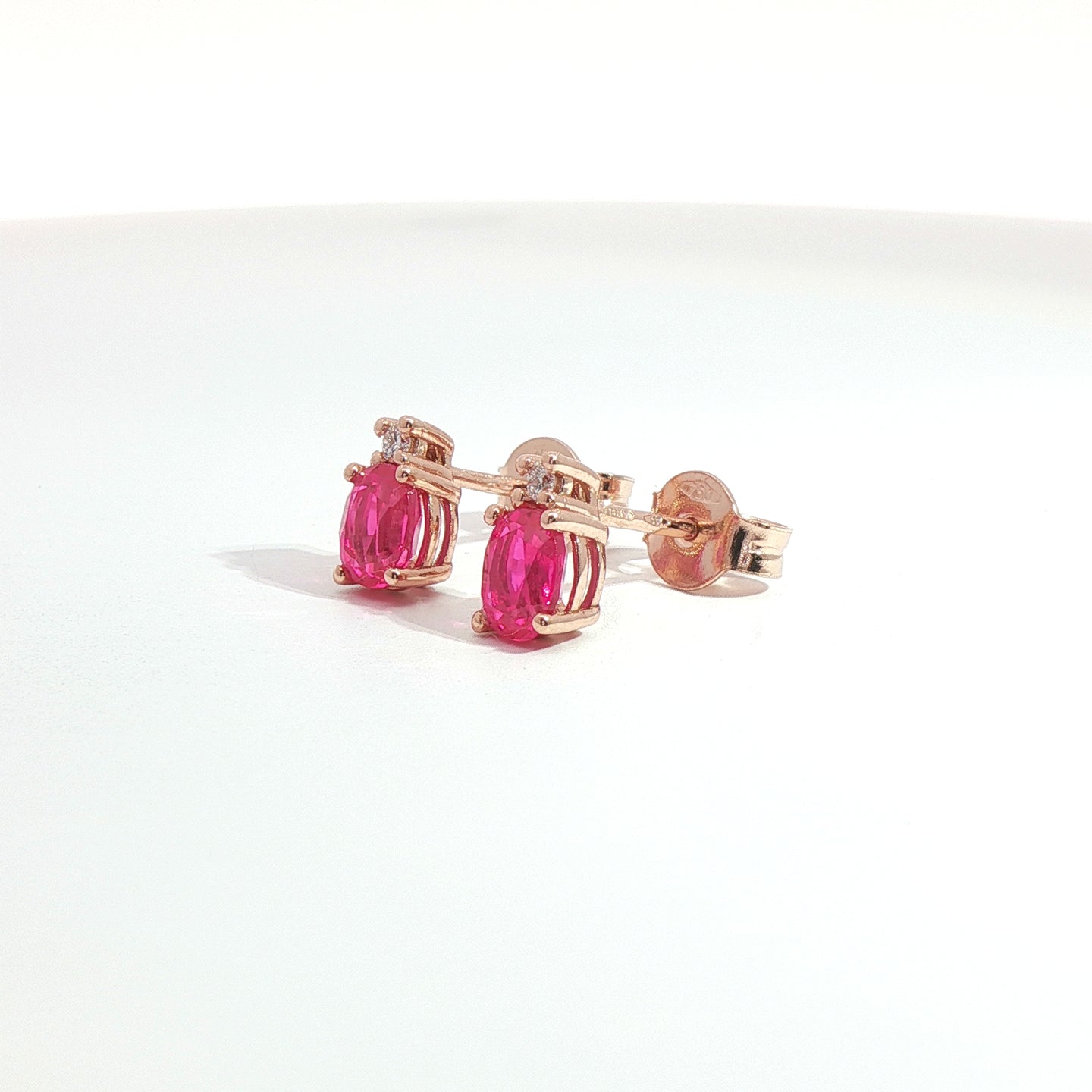 Orecchini punto luce in oro rosa con zaffiri rosa Lab-Grown taglio ovale e diamanti Lab-Grown taglio brillante.