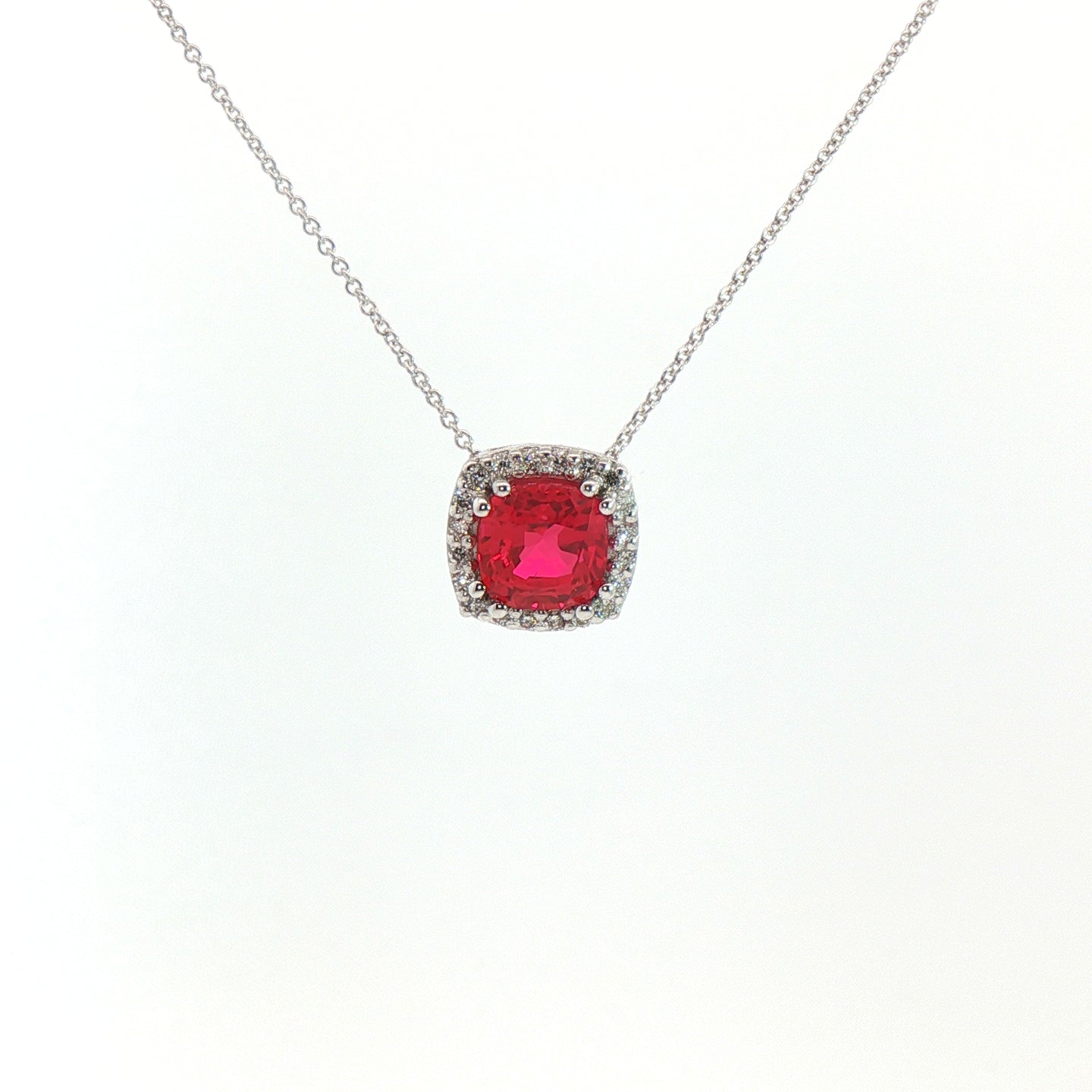 Girocollo in oro bianco con rubino Lab-Grown taglio cuscino e diamanti Lab-Grown taglio brillante.