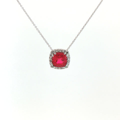 Girocollo in oro bianco con rubino Lab-Grown taglio cuscino e diamanti Lab-Grown taglio brillante.