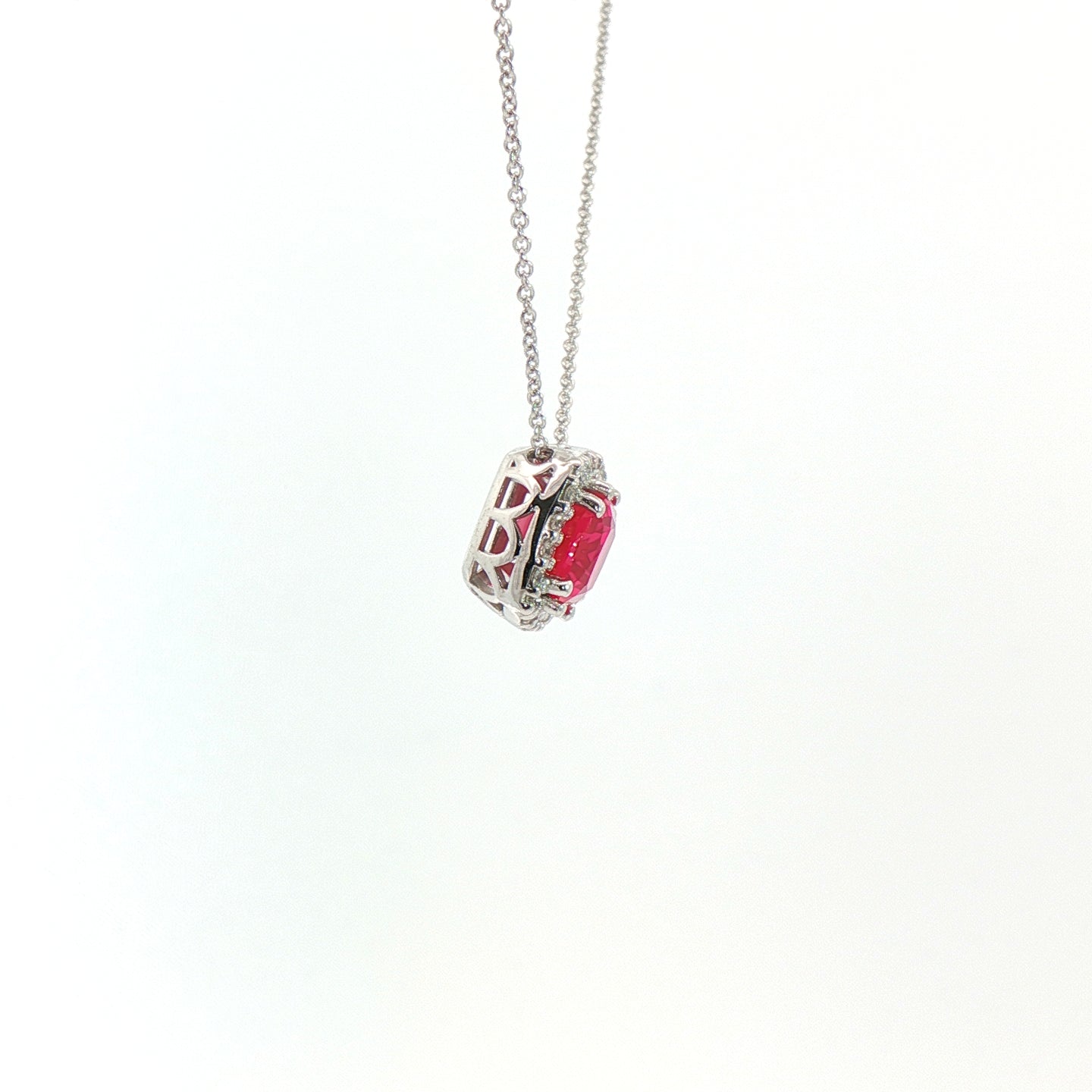 Girocollo in oro bianco con rubino Lab-Grown taglio cuscino e diamanti Lab-Grown taglio brillante.