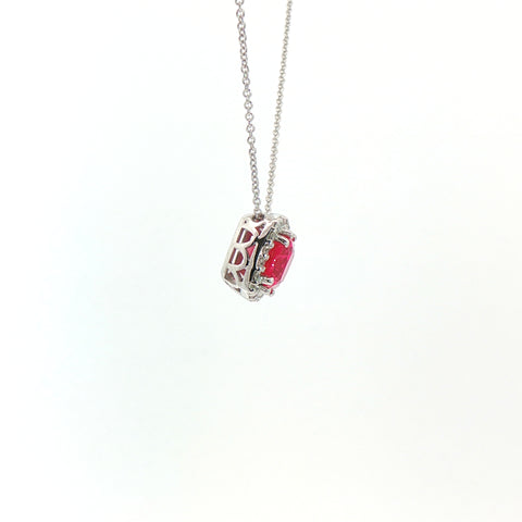 Girocollo in oro bianco con rubino Lab-Grown taglio cuscino e diamanti Lab-Grown taglio brillante.