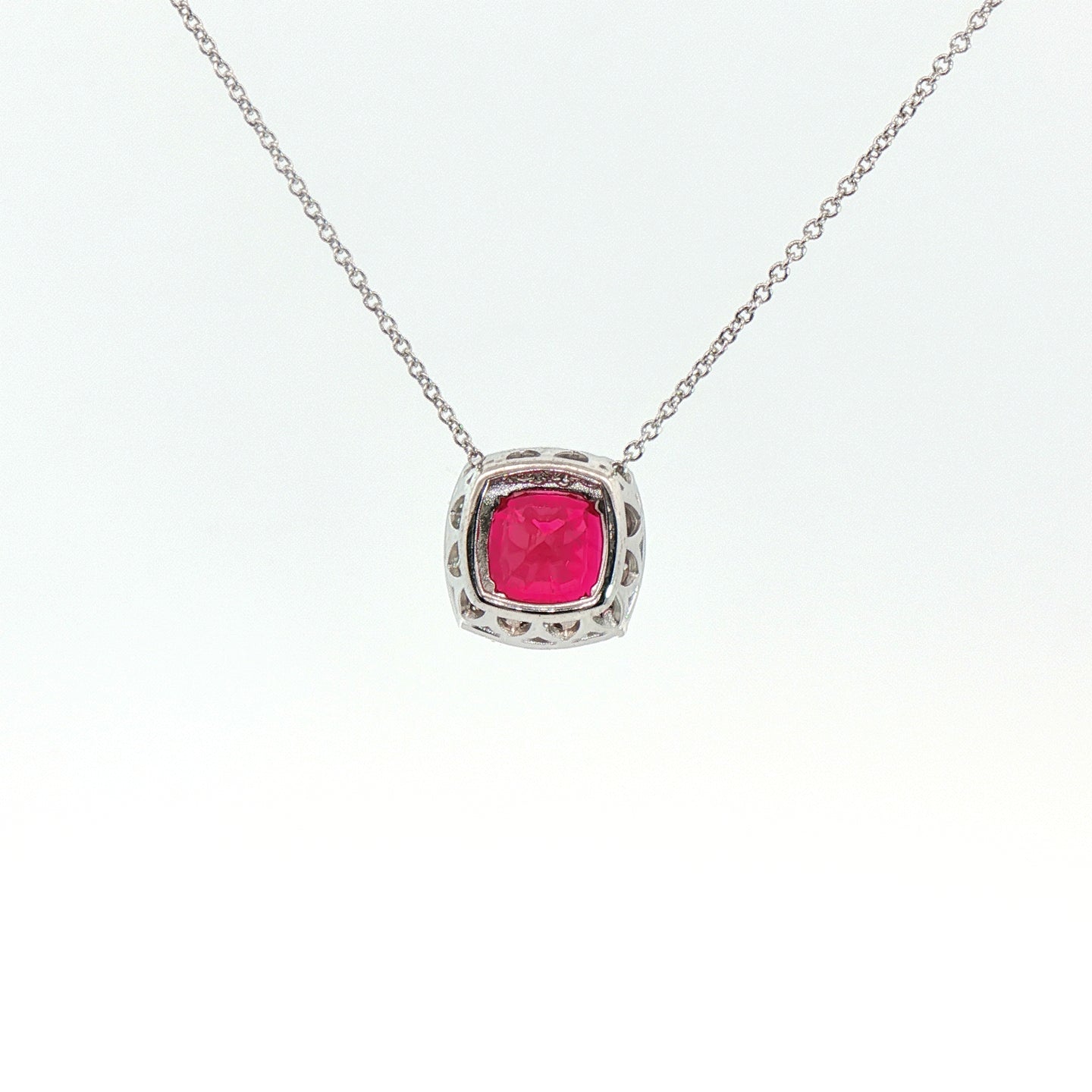 Girocollo in oro bianco con rubino Lab-Grown taglio cuscino e diamanti Lab-Grown taglio brillante.