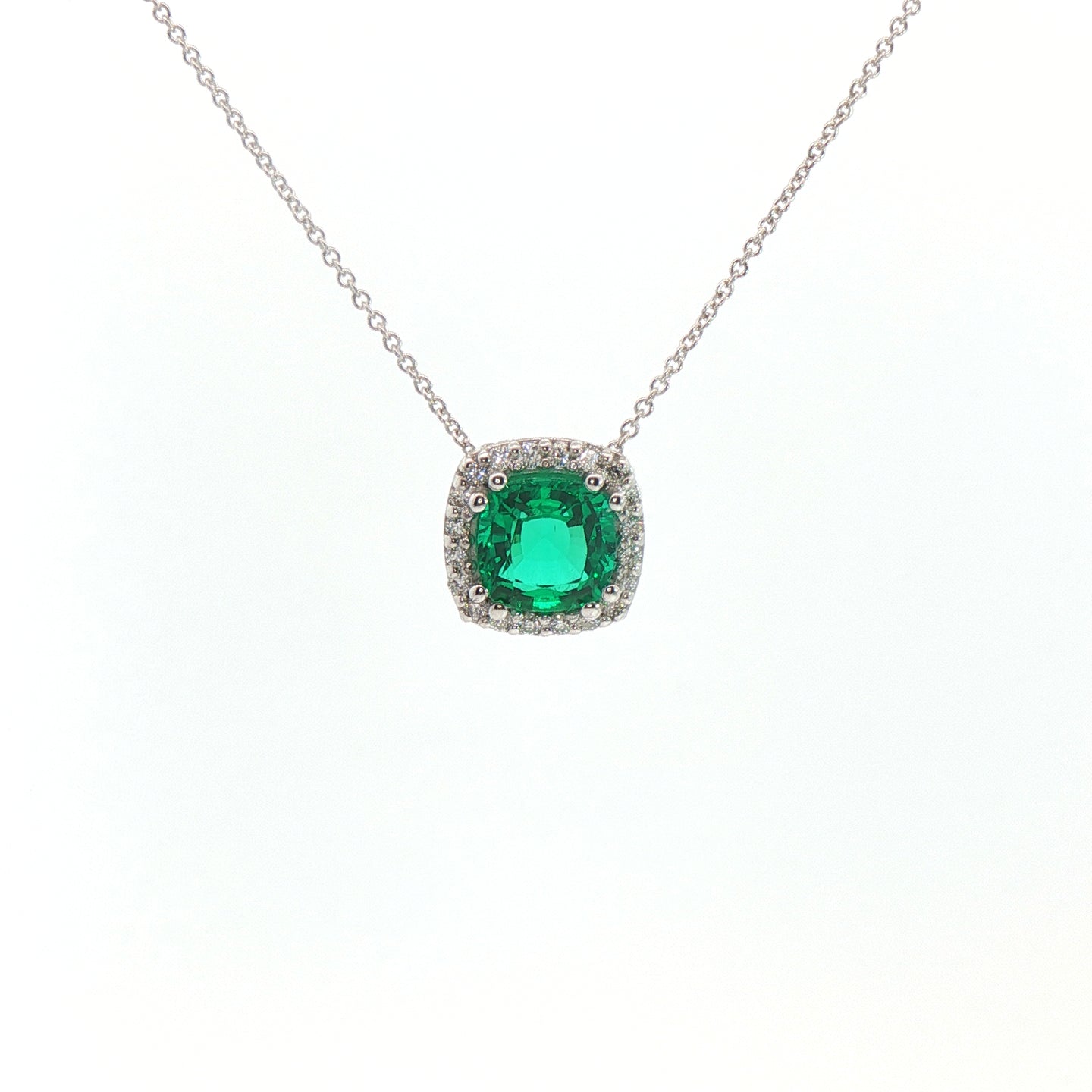 Girocollo in oro bianco con smeraldo Lab-Grown taglio cuscino e diamanti Lab-Grown taglio brillante.
