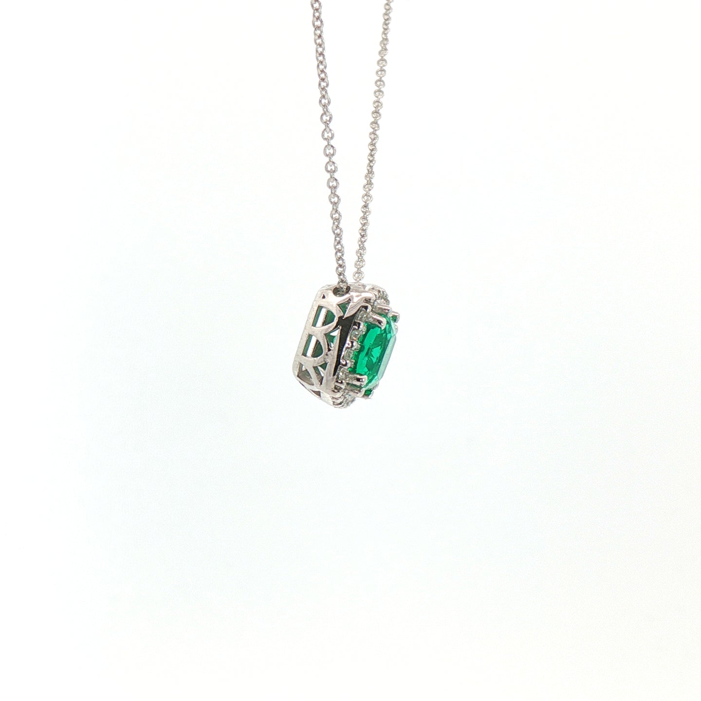 Girocollo in oro bianco con smeraldo Lab-Grown taglio cuscino e diamanti Lab-Grown taglio brillante.
