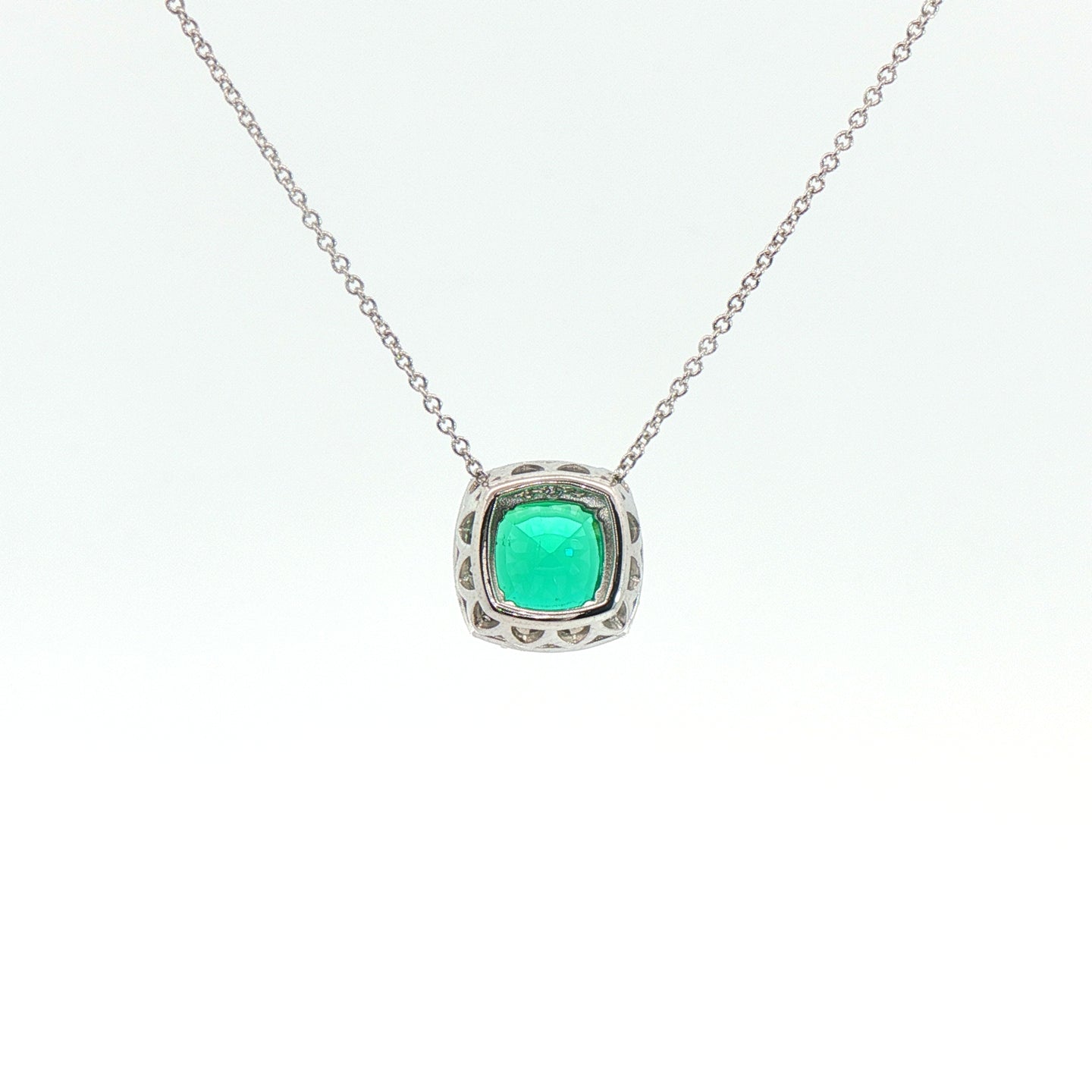 Girocollo in oro bianco con smeraldo Lab-Grown taglio cuscino e diamanti Lab-Grown taglio brillante.