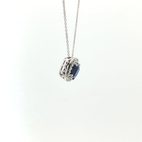Girocollo in oro bianco con zaffiro Lab-Grown taglio cuscino e diamanti Lab-Grown taglio brillante.
