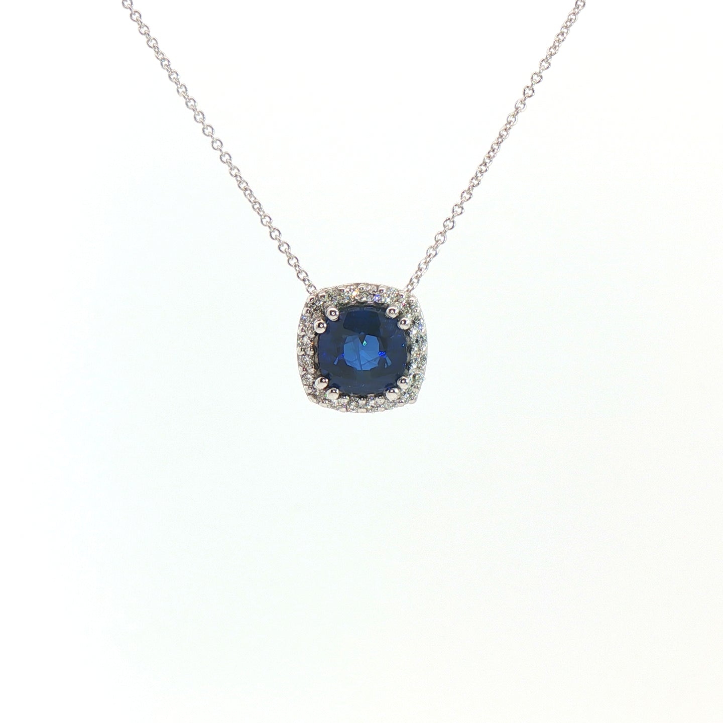 Girocollo in oro bianco con zaffiro Lab-Grown taglio cuscino e diamanti Lab-Grown taglio brillante.