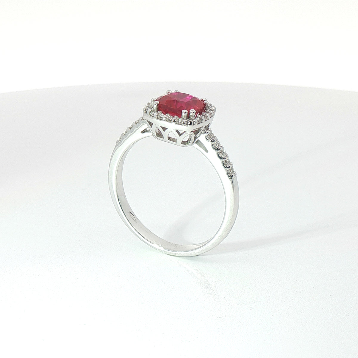 Anello in oro bianco con rubino Lab-Grown taglio cuscino e diamanti Lab-Grown taglio brillante.