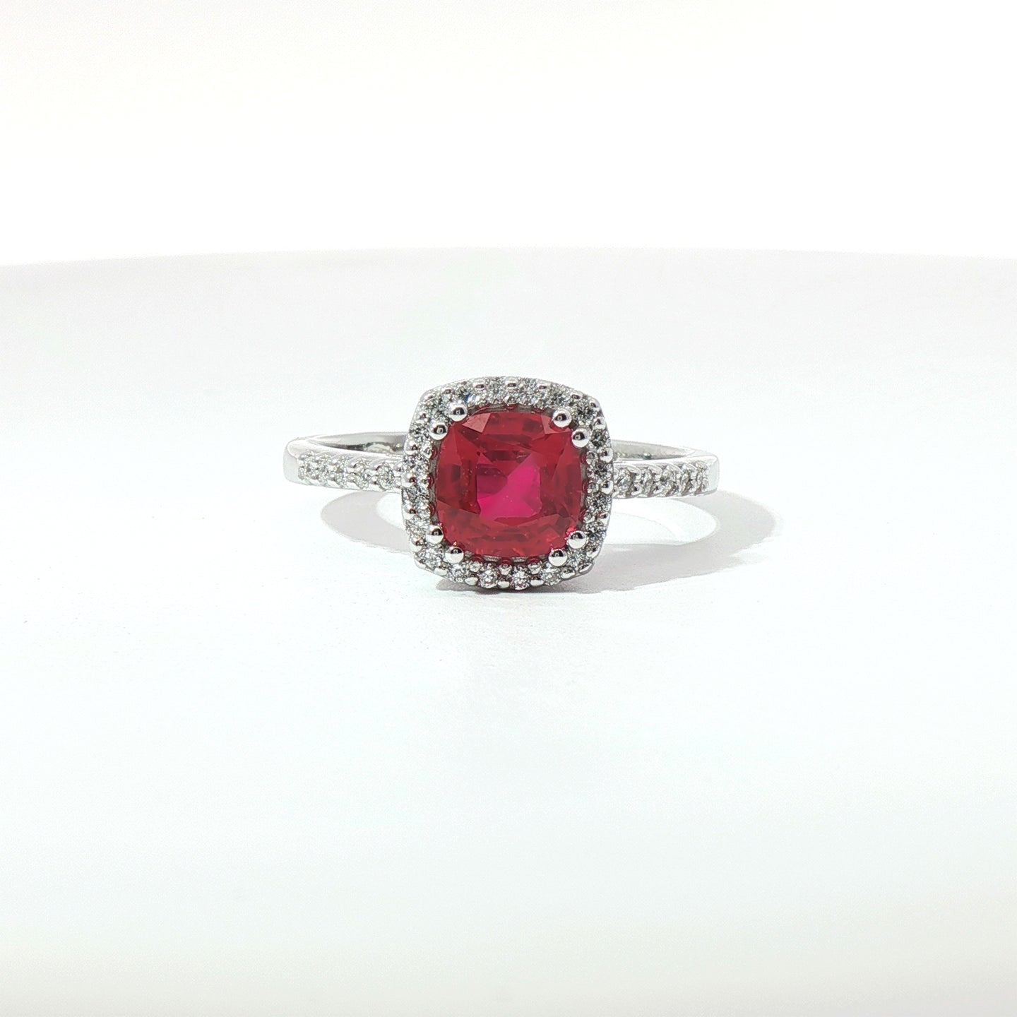 Anello in oro bianco con rubino Lab-Grown taglio cuscino e diamanti Lab-Grown taglio brillante.