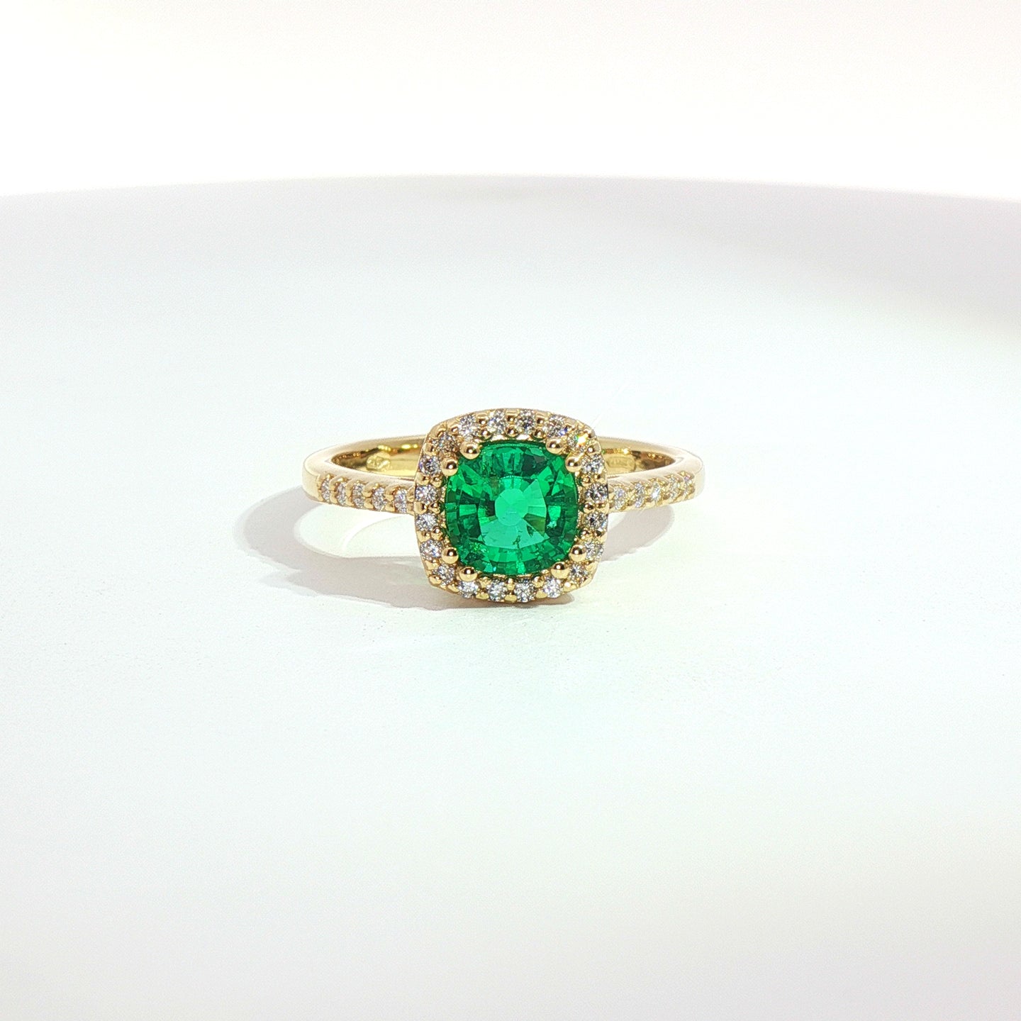 Anello in oro giallo con smeraldo Lab-Grown taglio cuscino e diamanti Lab-Grown taglio brillante.