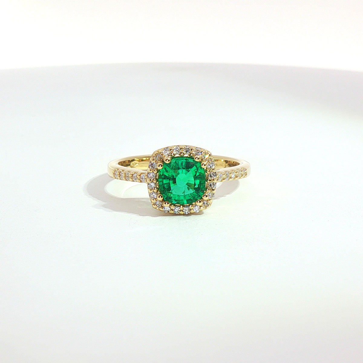 Anello in oro giallo con smeraldo Lab-Grown taglio cuscino e diamanti Lab-Grown taglio brillante.