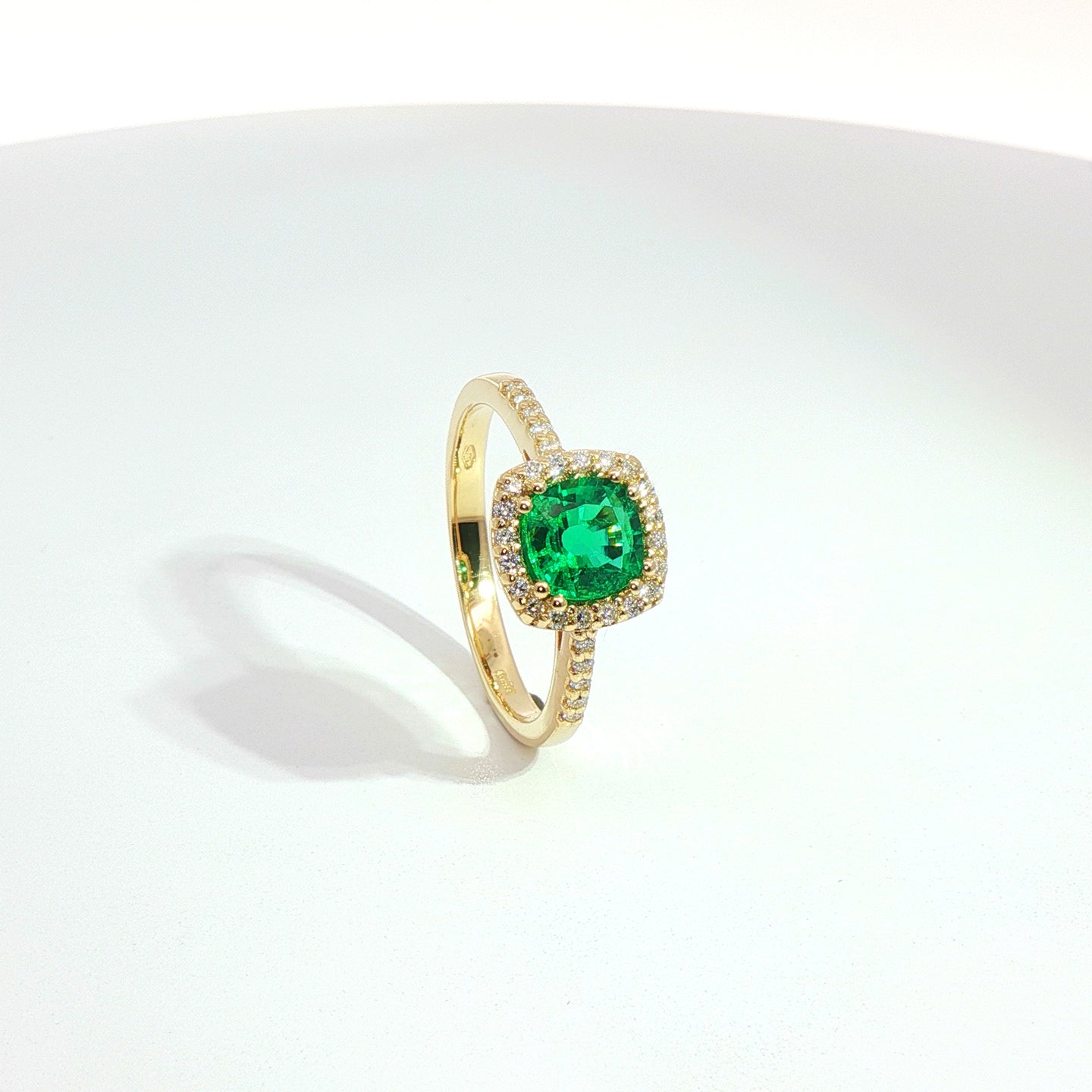 Anello in oro giallo con smeraldo Lab-Grown taglio cuscino e diamanti Lab-Grown taglio brillante.