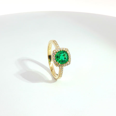 Anello in oro giallo con smeraldo Lab-Grown taglio cuscino e diamanti Lab-Grown taglio brillante.