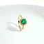 Anello in oro giallo con smeraldo Lab-Grown taglio cuscino e diamanti Lab-Grown taglio brillante.