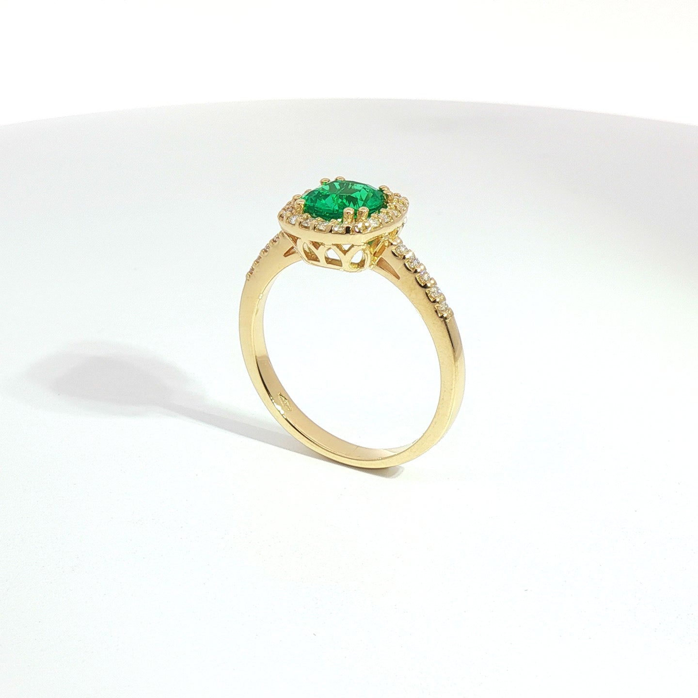 Anello in oro giallo con smeraldo Lab-Grown taglio cuscino e diamanti Lab-Grown taglio brillante.