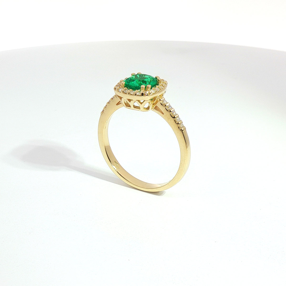 Anello in oro giallo con smeraldo Lab-Grown taglio cuscino e diamanti Lab-Grown taglio brillante.