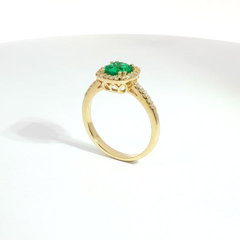 Anello in oro giallo con smeraldo Lab-Grown taglio cuscino e diamanti Lab-Grown taglio brillante.