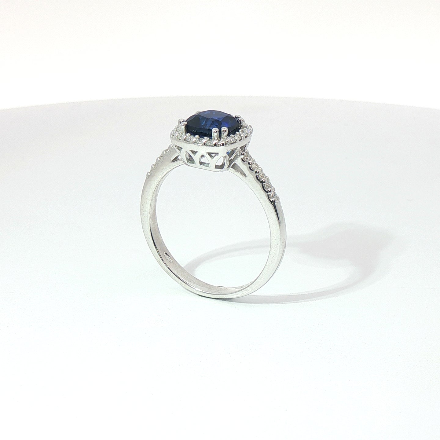 Anello in oro bianco con zaffiro Lab-Grown taglio cuscino e diamanti Lab-Grown taglio brillante.