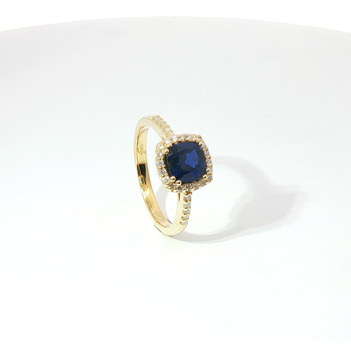 Anello in oro giallo con zaffiro taglio cuscino e diamanti Lab-Grown taglio brillante.