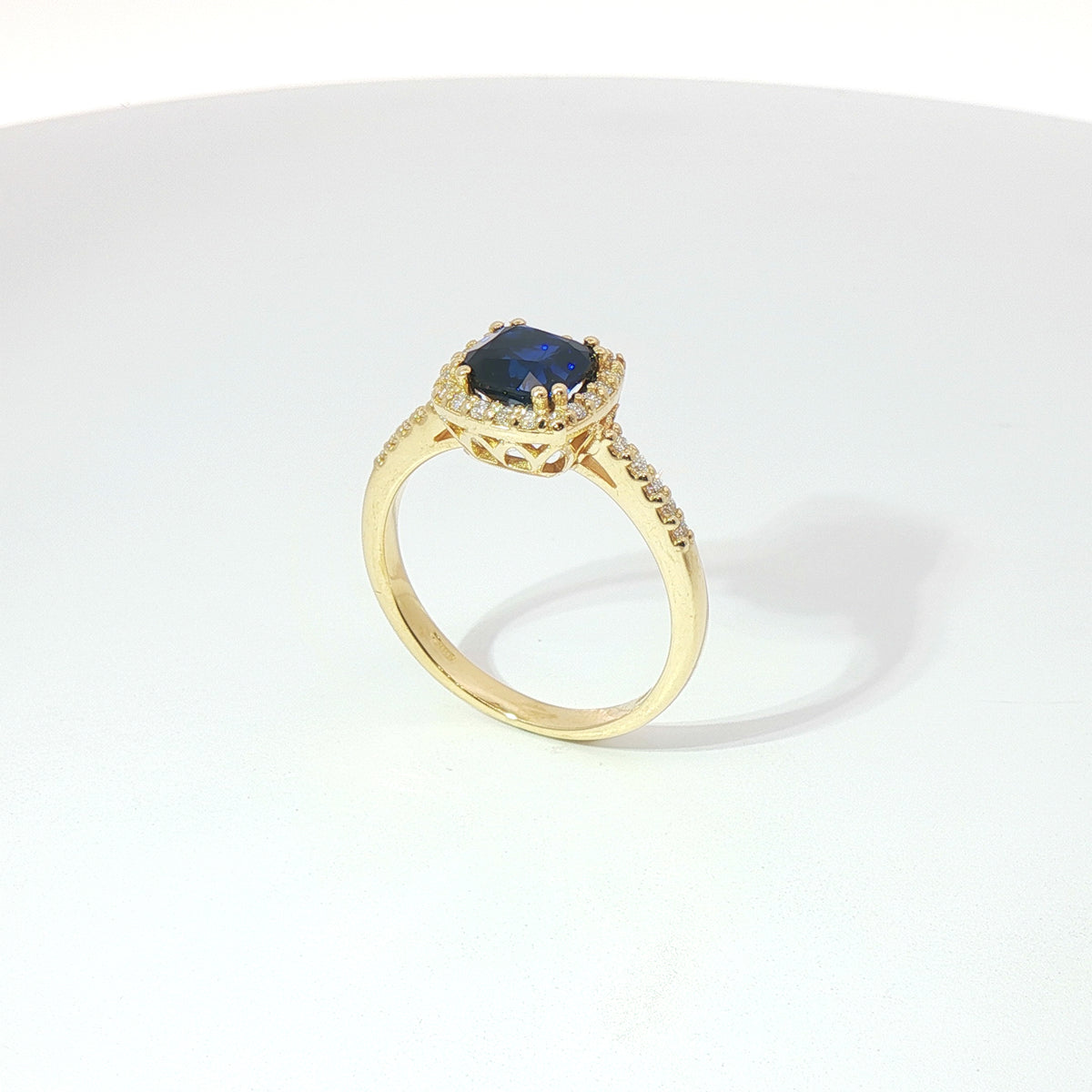 Anello in oro giallo con zaffiro taglio cuscino e diamanti Lab-Grown taglio brillante.