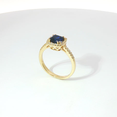 Anello in oro giallo con zaffiro taglio cuscino e diamanti Lab-Grown taglio brillante.