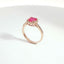 Anello in oro rosa con zaffiro rosa Lab-Grown taglio cuscino e diamanti Lab-Grown taglio brillante.