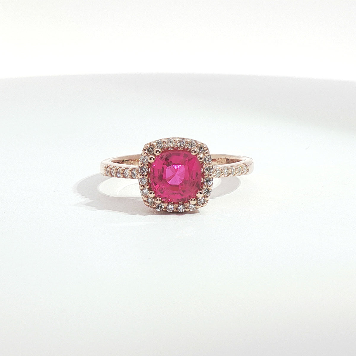 Anello in oro rosa con zaffiro rosa Lab-Grown taglio cuscino e diamanti Lab-Grown taglio brillante.