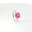 Anello in oro rosa con zaffiro rosa Lab-Grown taglio cuscino e diamanti Lab-Grown taglio brillante.