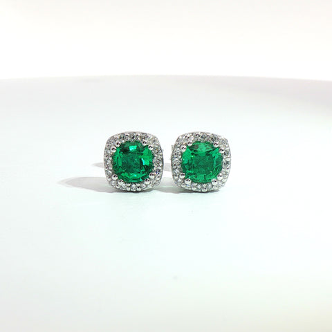 Orecchini punto luce in oro bianco con smeraldi Lab-Grown taglio cuscino e diamanti Lab-Grown taglio brillante.