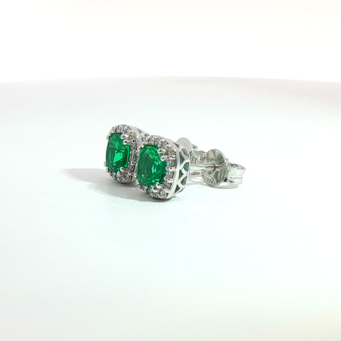 Orecchini punto luce in oro bianco con smeraldi Lab-Grown taglio cuscino e diamanti Lab-Grown taglio brillante.