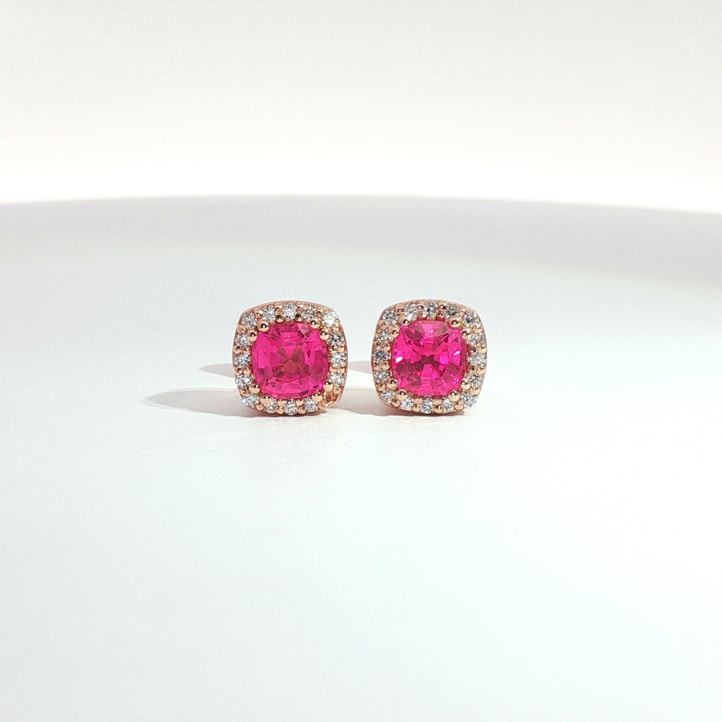 Orecchini punto luce con zaffiri rosa Lab-Grown taglio cuscino e diamanti Lab-Grown taglio brillante.