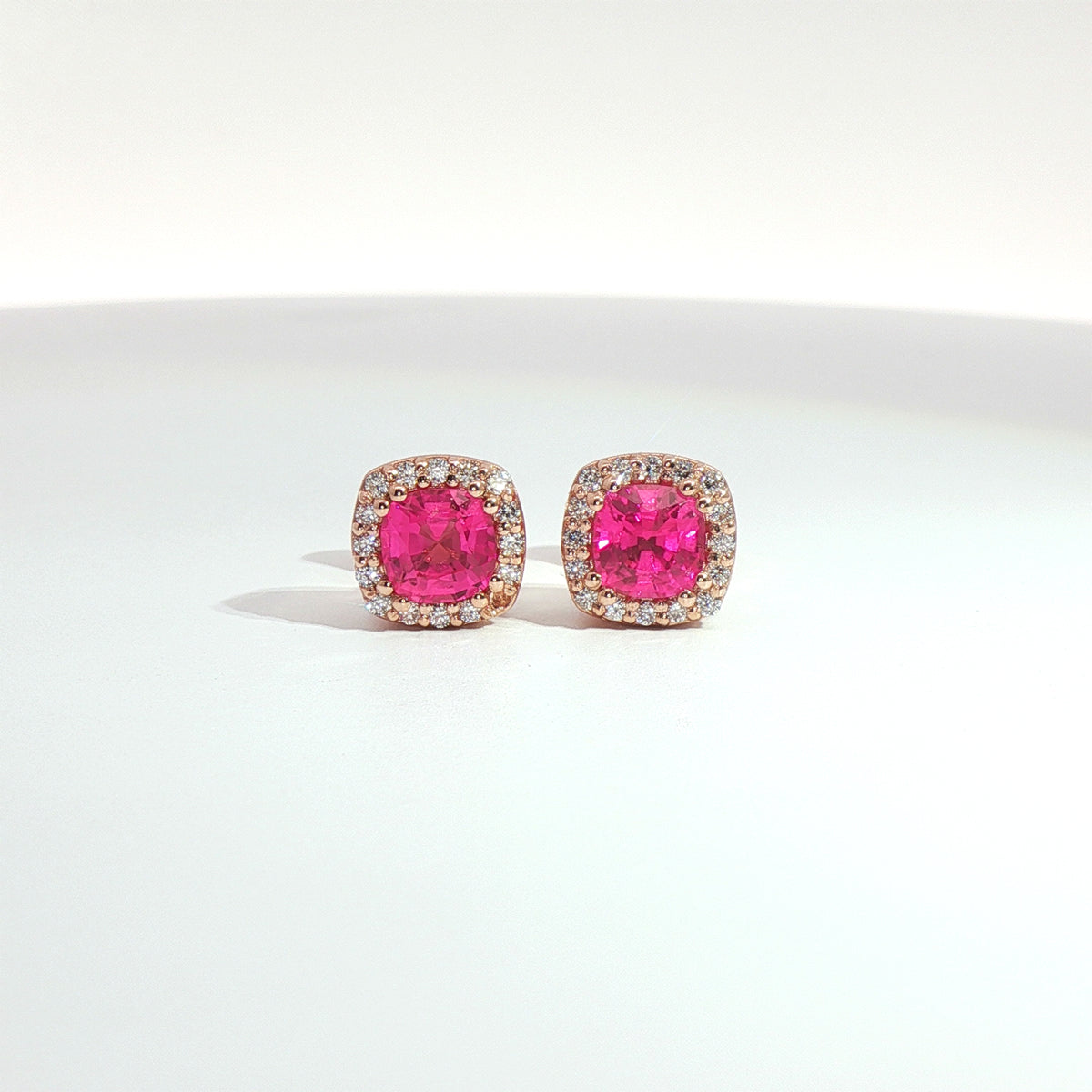 Orecchini punto luce con zaffiri rosa Lab-Grown taglio cuscino e diamanti Lab-Grown taglio brillante.