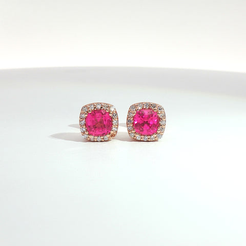 Orecchini punto luce con zaffiri rosa Lab-Grown taglio cuscino e diamanti Lab-Grown taglio brillante.