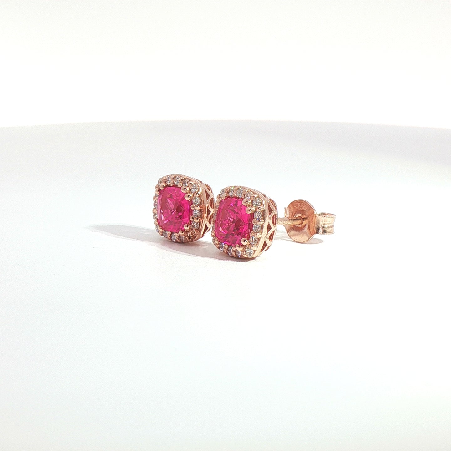 Orecchini punto luce con zaffiri rosa Lab-Grown taglio cuscino e diamanti Lab-Grown taglio brillante.