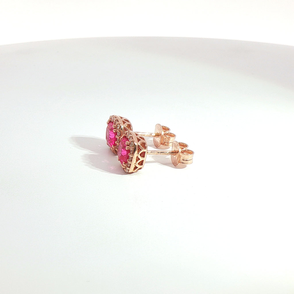 Orecchini punto luce con zaffiri rosa Lab-Grown taglio cuscino e diamanti Lab-Grown taglio brillante.